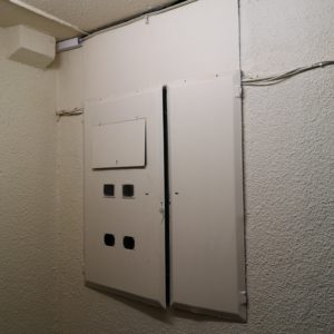 Kirsi 5, Tallinn enne (Elektri- ja sidekilbiuksed)